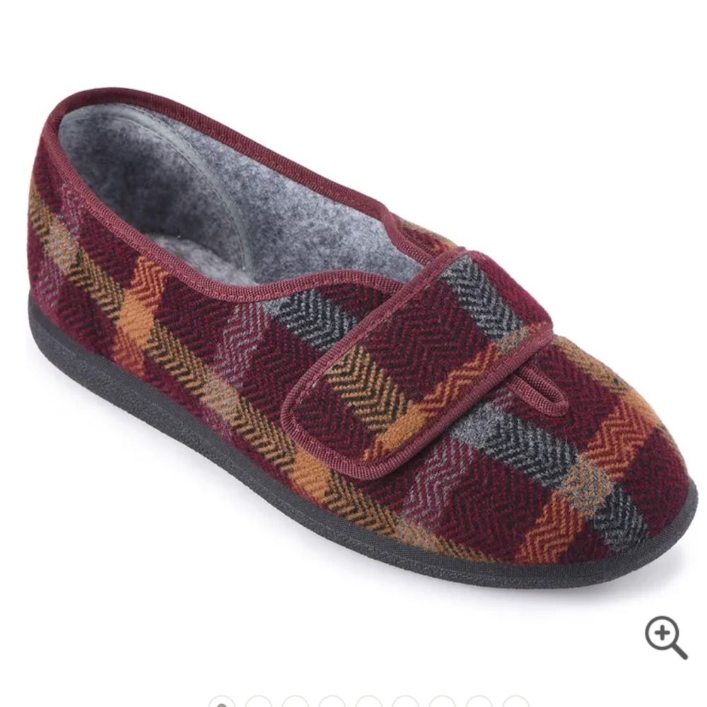 NWT Cozyfeet slippers